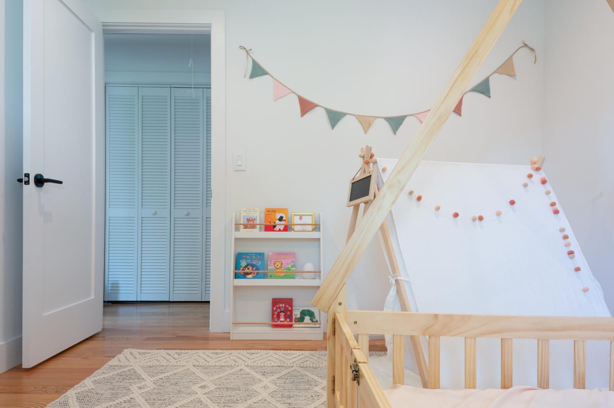 Cozy bedroom makeover by Dana Elraviv, NJ